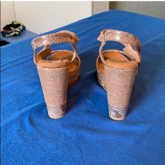 Very volatile gold snakeskin platform wedges - Picture 4 of 9